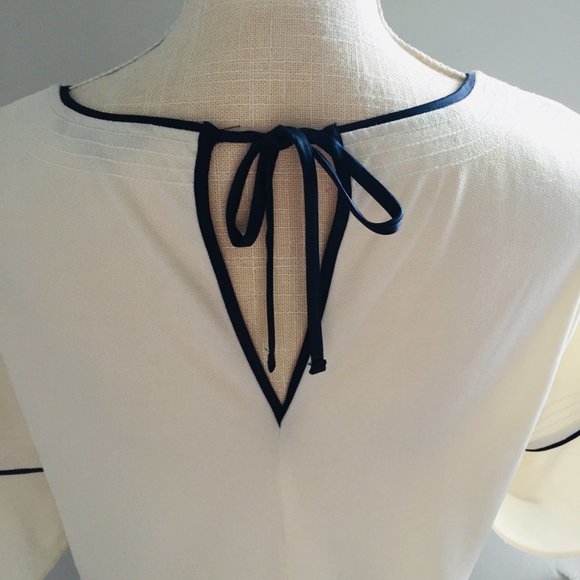Banana Republic Cream/ Navy Trim Flutter Sleeve Career Blouse Size Small - Picture 4 of 6
